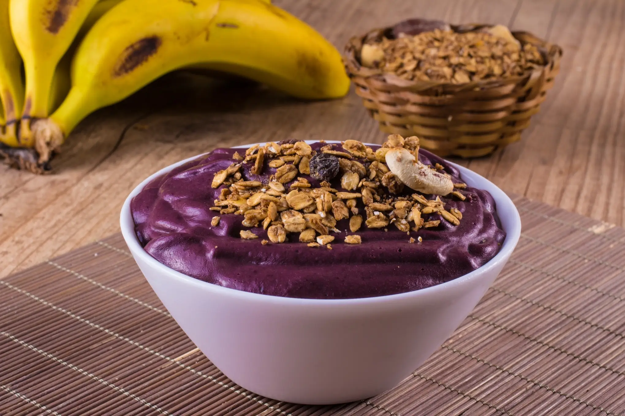 Tigela de açaí com granola e banana fatiada