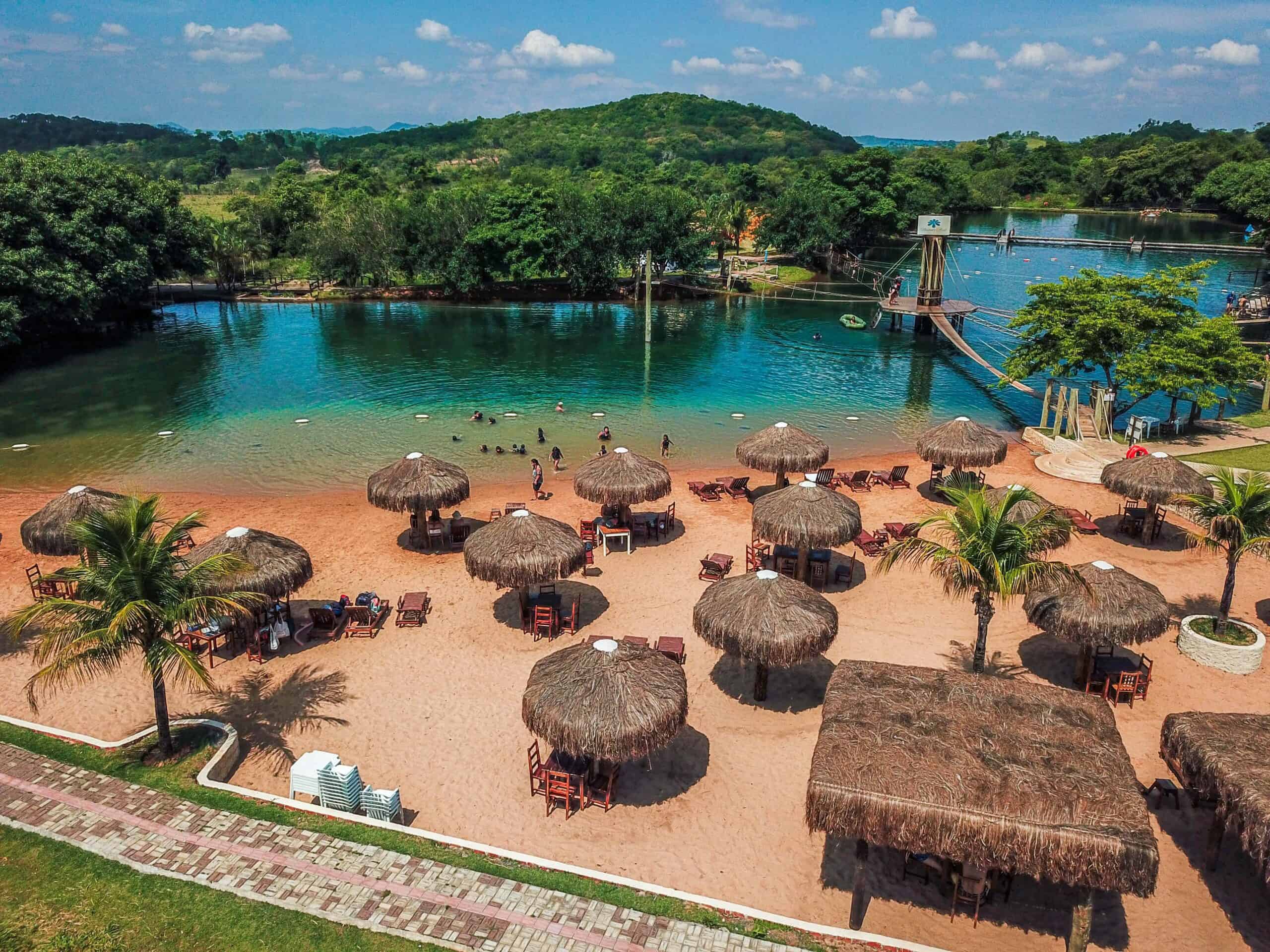 Rio cristalino de Bonito com peixes coloridos visíveis