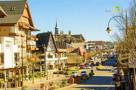 Rua de Gramado com casas em estilo europeu e flores