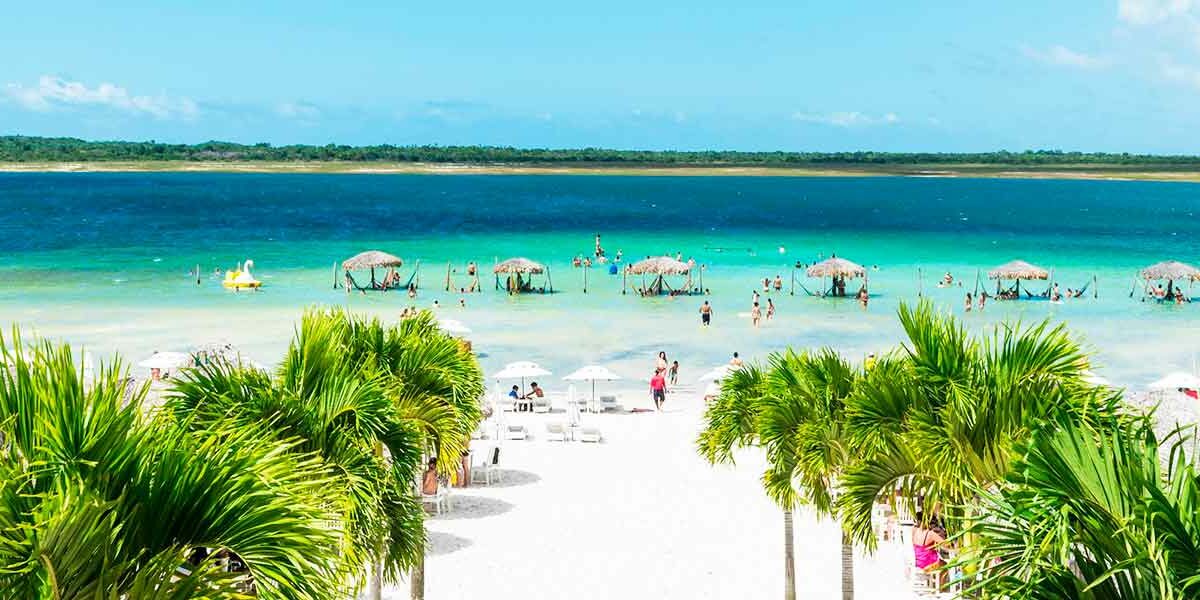 Pôr do sol em Jericoacoara com dunas ao fundo