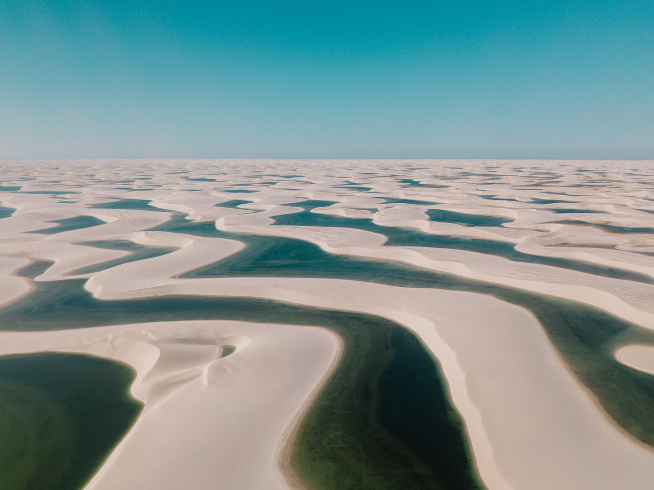 Lençóis Maranhenses com dunas brancas e lagoas azuis