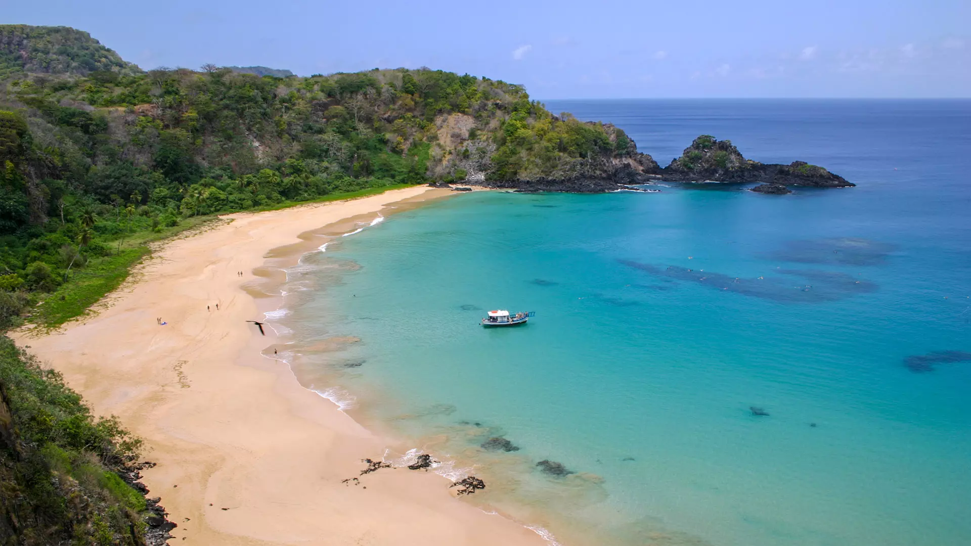 Ilha de Fernando de Noronha com praia e pedras vulcânicas