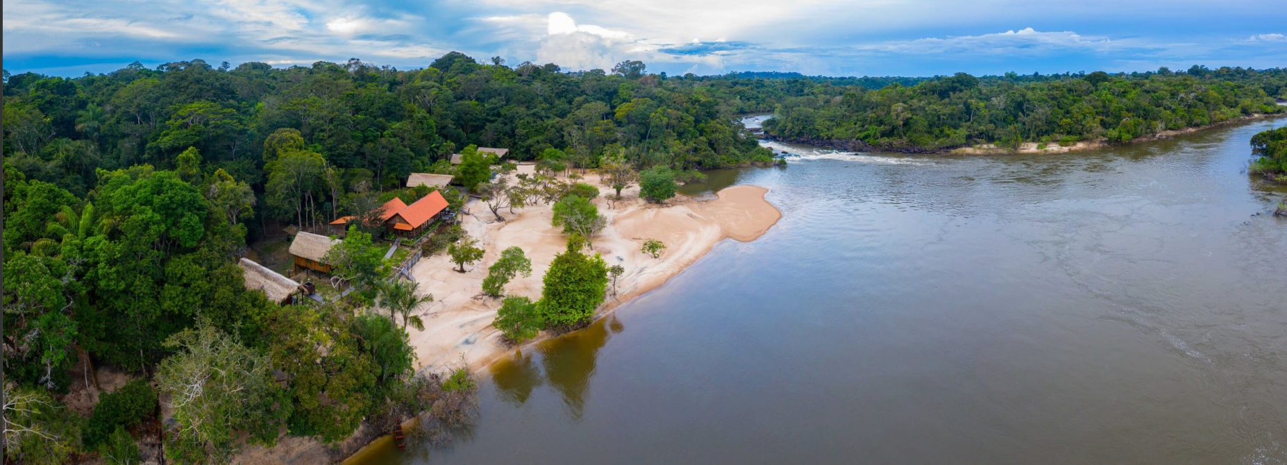 Rio Amazonas com floresta ao redor