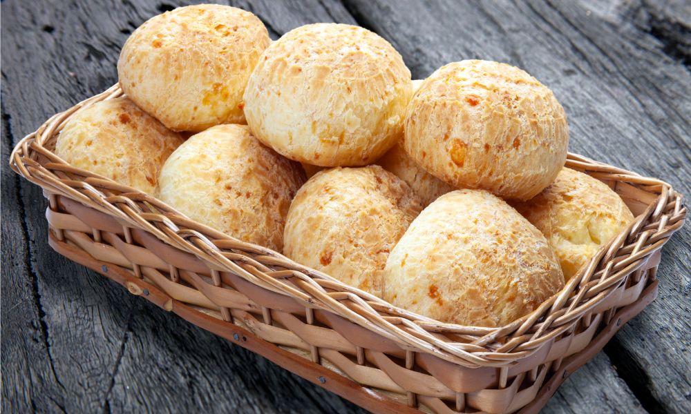 Pão de queijo mineiro recém assado e dourado