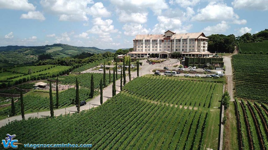 Serra Gaúcha com vinhedos e casas coloniais