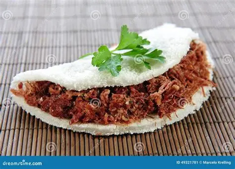 Tapioca com queijo e manteiga sobre chapa quente